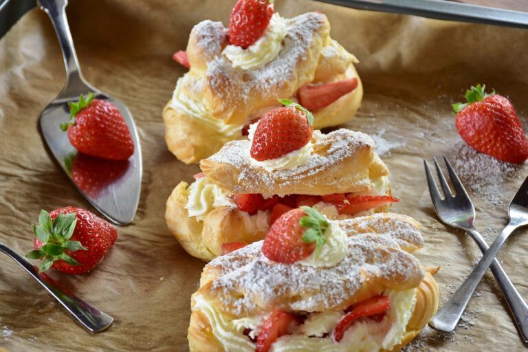 eclair, strawberrycake, strawberries-3366430.jpg