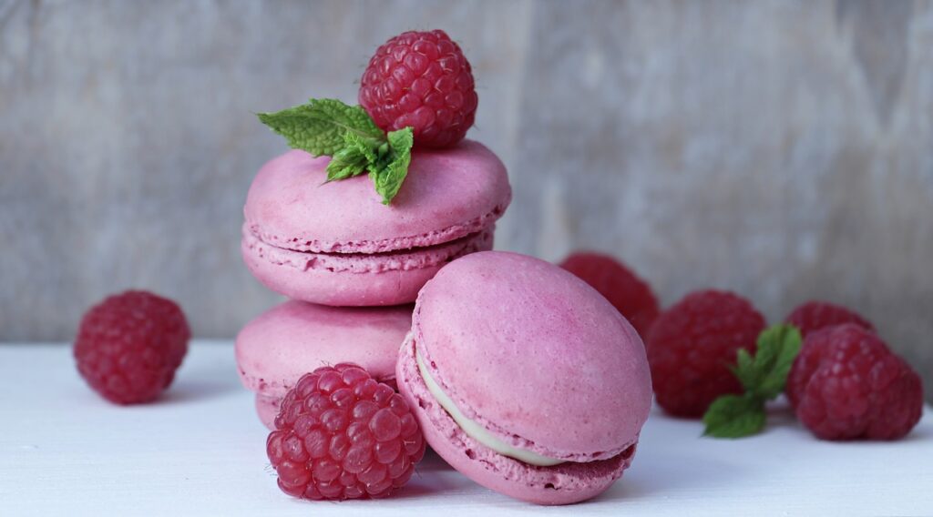 macarons, raspberries, pastries-2548810.jpg